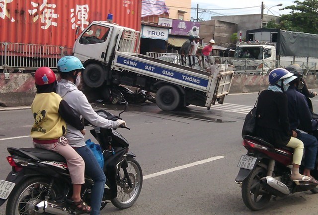 TPHCM: Xe tải của CSGT cuốn 2 xe máy vào gầm, 3 người nhập viện