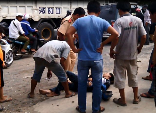 TPHCM: Xe tải của CSGT cuốn 2 xe máy vào gầm, 3 người nhập viện