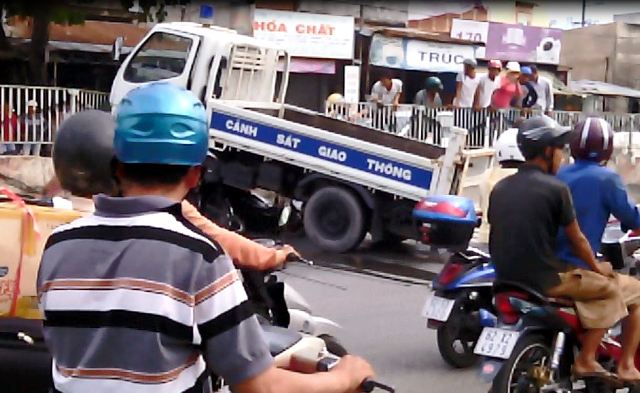 TPHCM: Xe tải của CSGT cuốn 2 xe máy vào gầm, 3 người nhập viện