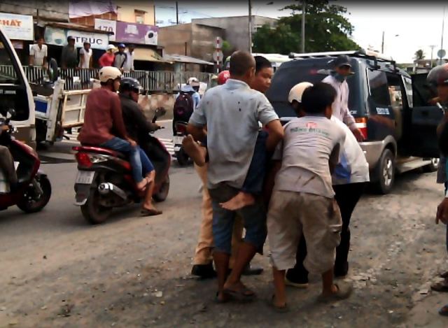 TPHCM: Xe tải của CSGT cuốn 2 xe máy vào gầm, 3 người nhập viện