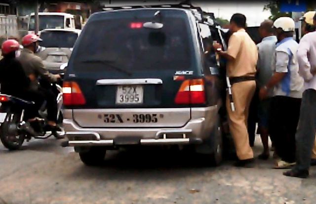 TPHCM: Xe tải của CSGT cuốn 2 xe máy vào gầm, 3 người nhập viện