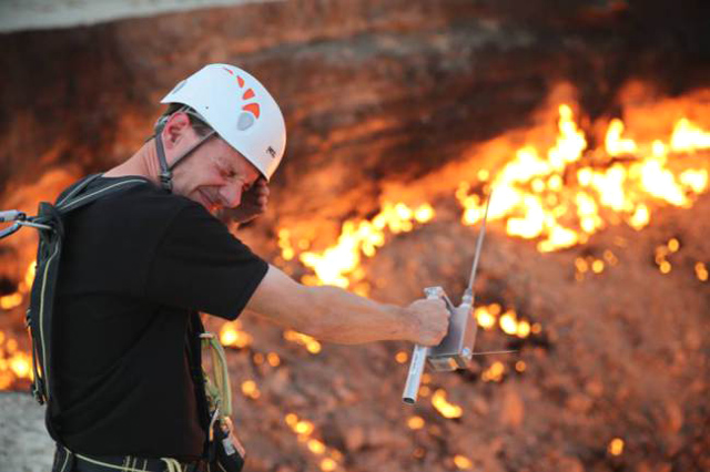 Kinh hãi cảnh người đàn ông liều mình lao vào Kinh hãi cảnh người đàn ông liều mình lao vào