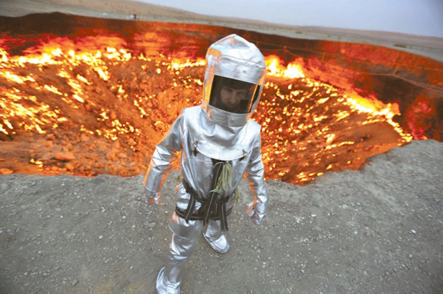 Kinh hãi cảnh người đàn ông liều mình lao vào Kinh hãi cảnh người đàn ông liều mình lao vào