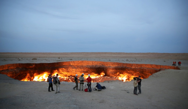 Kinh hãi cảnh người đàn ông liều mình lao vào Kinh hãi cảnh người đàn ông liều mình lao vào