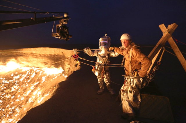 Kinh hãi cảnh người đàn ông liều mình lao vào Kinh hãi cảnh người đàn ông liều mình lao vào