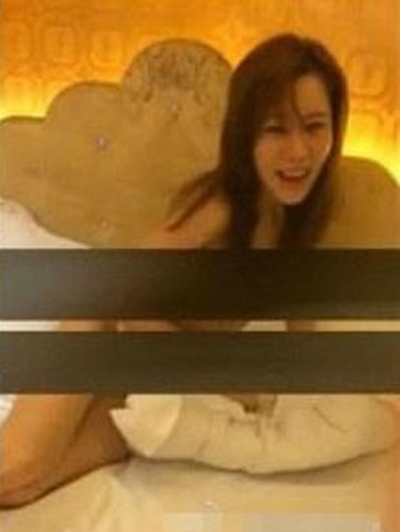 Ca sỹ Ngải Mỹ Kỳ lộ clip phòng the nóng bỏng Ca sỹ Ngải Mỹ Kỳ lộ clip phòng the nóng bỏng