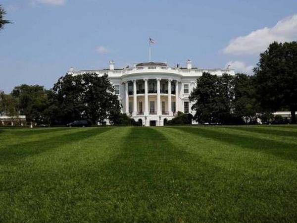 Em bé tập đi trườn qua cổng Nhà Trắng khiến mật vụ Em bé tập đi trườn qua cổng Nhà Trắng khiến mật vụ