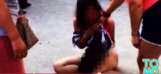 Kinh hoàng màn đánh ghen, lột trần tình địch giữa phố