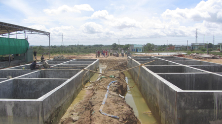 Xôn xao tin đồn hồ bê tông nặng ngàn tấn nổi lên giữa trời mưa Xôn xao tin đồn hồ bê tông nặng ngàn tấn nổi lên giữa trời mưa