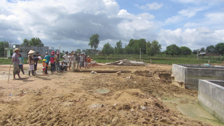 Xôn xao tin đồn hồ bê tông nặng ngàn tấn nổi lên giữa trời mưa Xôn xao tin đồn hồ bê tông nặng ngàn tấn nổi lên giữa trời mưa