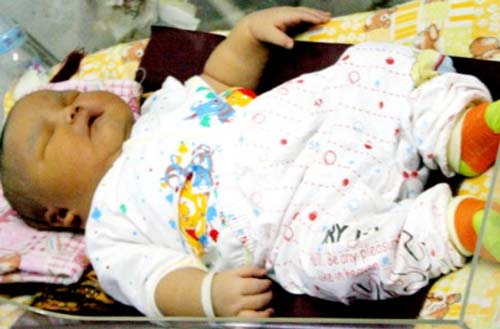 Kỷ lục bé gái nặng 6,5 kg chào đời ở Quảng Nam