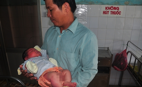 Kỷ lục bé gái nặng 6,5 kg chào đời ở Quảng Nam