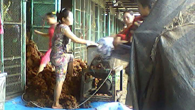 Rùng mình những thực phẩm bẩn bày bán trên thị trường Rùng mình những thực phẩm bẩn bày bán trên thị trường