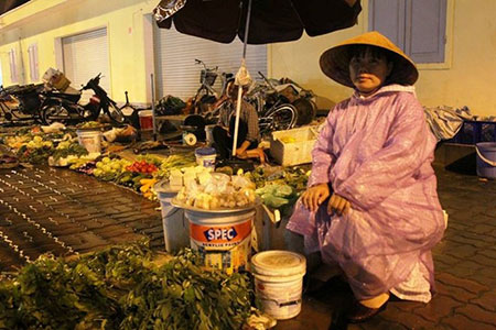 Tranh nhau hôi tiền của người bán rau bị gió thổi bay Tranh nhau hôi tiền của người bán rau bị gió thổi bay