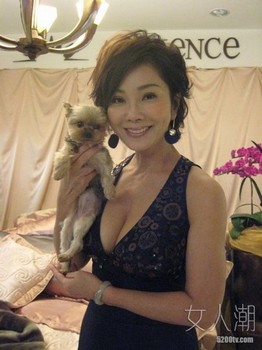 Nhan sắc “hút hồn” của người phụ nữ 58 tuổi khuấy đảo dân mạng