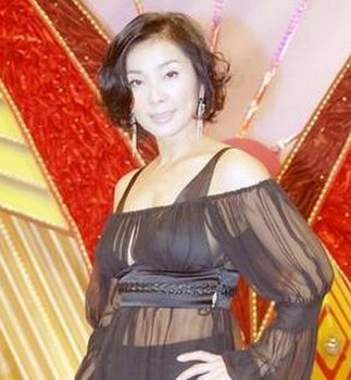 Nhan sắc “hút hồn” của người phụ nữ 58 tuổi khuấy đảo dân mạng