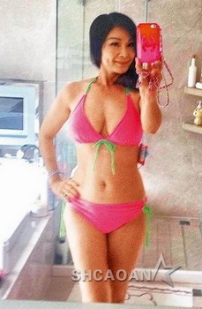 Nhan sắc “hút hồn” của người phụ nữ 58 tuổi khuấy đảo dân mạng