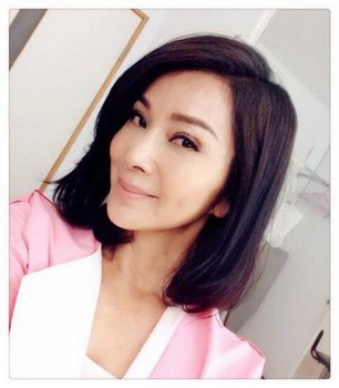 Nhan sắc “hút hồn” của người phụ nữ 58 tuổi khuấy đảo dân mạng