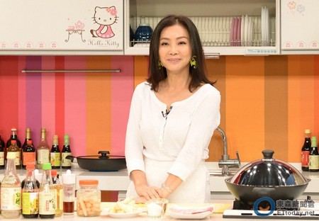 Nhan sắc “hút hồn” của người phụ nữ 58 tuổi khuấy đảo dân mạng