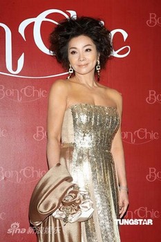 Nhan sắc “hút hồn” của người phụ nữ 58 tuổi khuấy đảo dân mạng