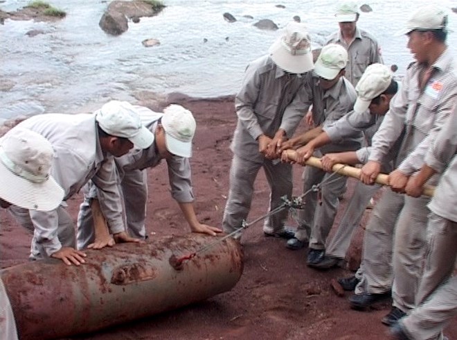 Một quả bom nặng gần 500kg trồi lên mặt đất sau mưa