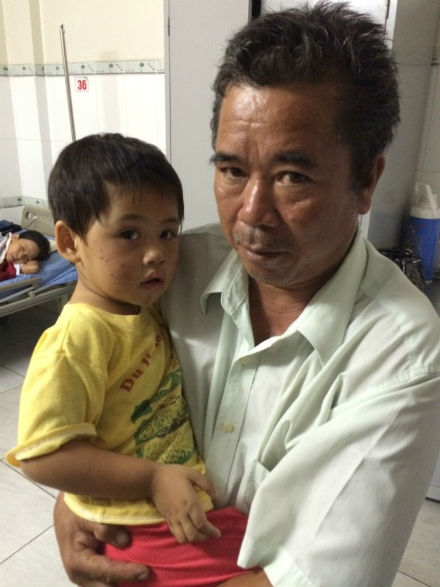 Người đàn bà nhét băng vệ sinh vào mồm bé 2 tuổi đổ lỗi cho ma