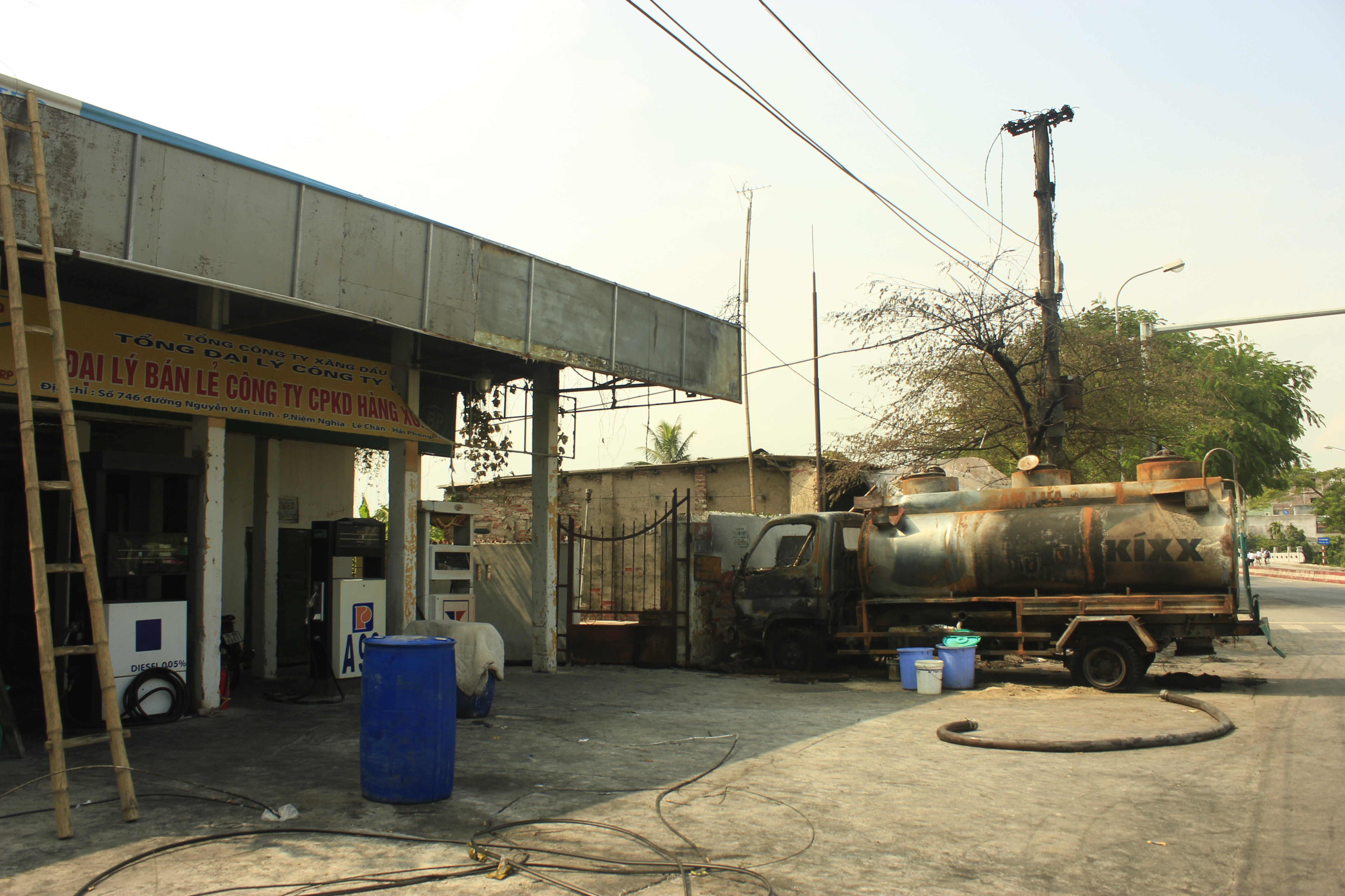 Cây xăng nằm cạnh bếp ăn gia đình phát cháy dữ dội