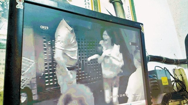 Bé gái hơn 1 tuổi chết đuối vì mẹ mải chơi điện thoại Bé gái hơn 1 tuổi chết đuối vì mẹ mải chơi điện thoại