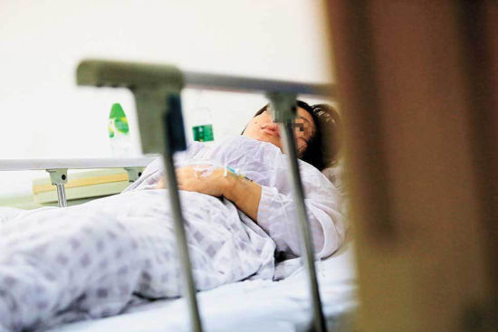 Bàng hoàng bà mẹ 19 tuổi ném con từ tầng 6 xuống đất