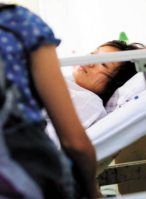 Bàng hoàng bà mẹ 19 tuổi ném con từ tầng 6 xuống đất