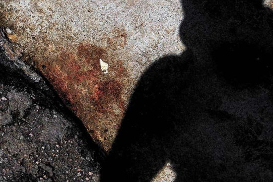 Bàng hoàng bà mẹ 19 tuổi ném con từ tầng 6 xuống đất