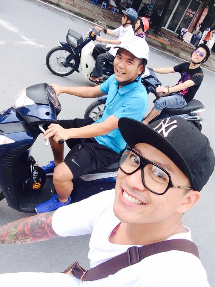 Fans bức xúc vì Tuấn Hưng đi xe không đội mũ bảo hiểm