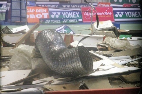 Sốc: Sập trần nhà thi đấu Phan Đình Phùng Sốc: Sập trần nhà thi đấu Phan Đình Phùng