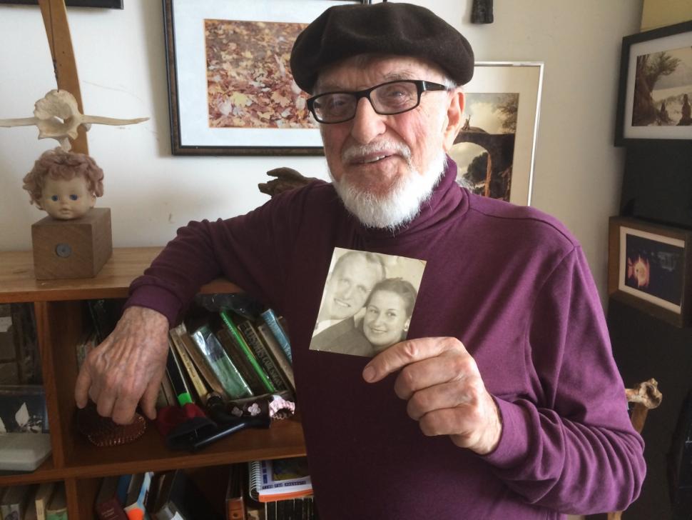 Cảm động cụ ông làm thơ tình tặng vợ quá cố suốt gần nửa thế kỷ