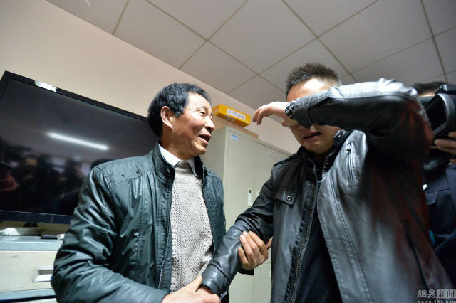 Chàng thanh niên bật khóc khi gặp lại cha sau 24 năm bị bắt cóc