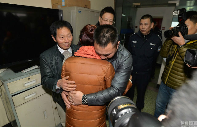 Chàng thanh niên bật khóc khi gặp lại cha sau 24 năm bị bắt cóc