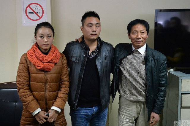 Chàng thanh niên bật khóc khi gặp lại cha sau 24 năm bị bắt cóc