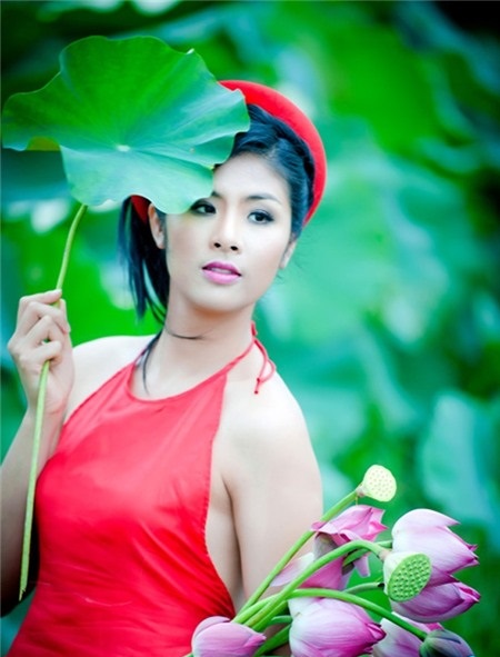 Sao Việt diện yếm đào hững hờ khoe vòng 1-4 Sao Việt diện yếm đào hững hờ khoe vòng 1-4