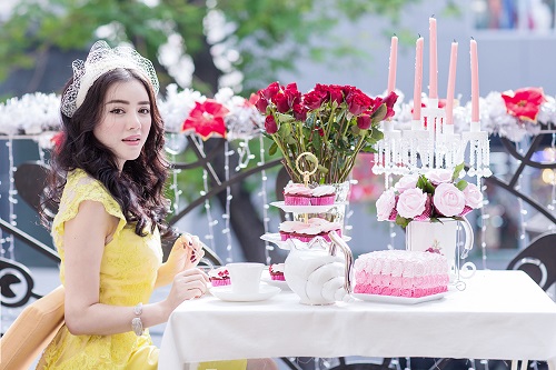 Lý Nhã Kỳ làm duyên với băng đô công chúa Lý Nhã Kỳ làm duyên với băng đô công chúa