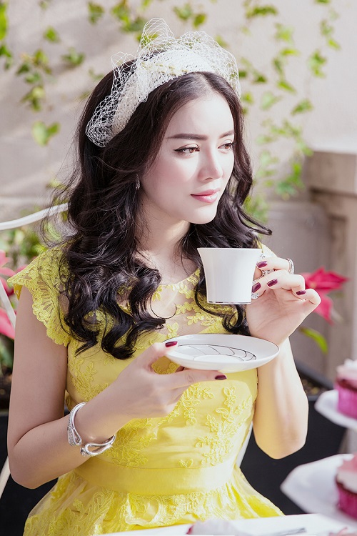 Lý Nhã Kỳ làm duyên với băng đô công chúa Lý Nhã Kỳ làm duyên với băng đô công chúa