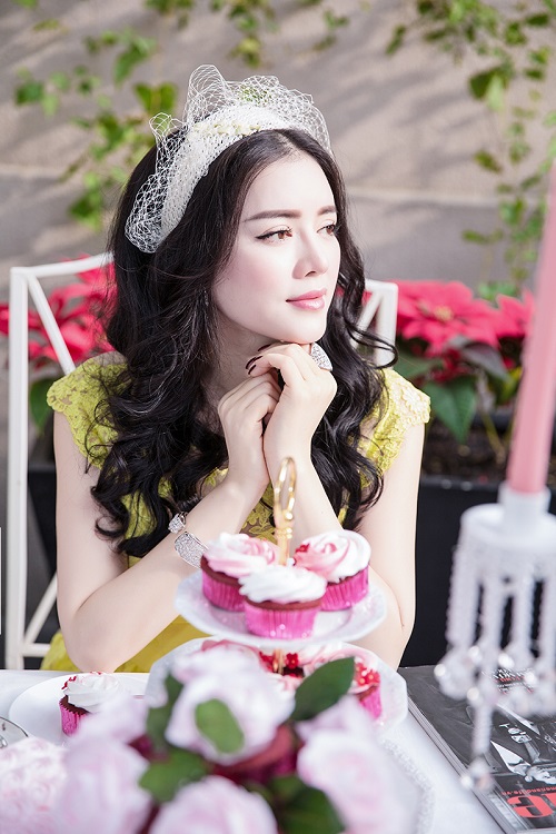 Lý Nhã Kỳ làm duyên với băng đô công chúa Lý Nhã Kỳ làm duyên với băng đô công chúa