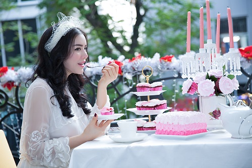 Lý Nhã Kỳ làm duyên với băng đô công chúa Lý Nhã Kỳ làm duyên với băng đô công chúa