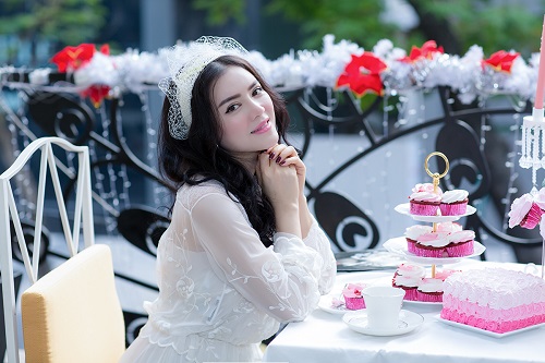 Lý Nhã Kỳ làm duyên với băng đô công chúa Lý Nhã Kỳ làm duyên với băng đô công chúa