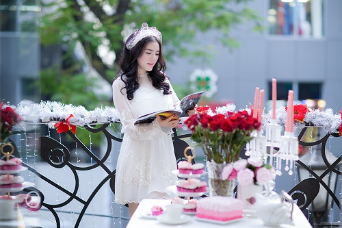 Lý Nhã Kỳ làm duyên với băng đô công chúa Lý Nhã Kỳ làm duyên với băng đô công chúa