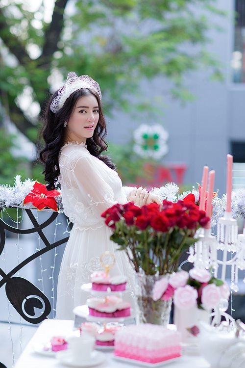 Lý Nhã Kỳ làm duyên với băng đô công chúa Lý Nhã Kỳ làm duyên với băng đô công chúa