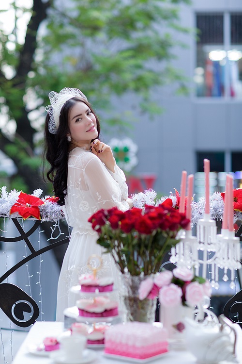 Lý Nhã Kỳ làm duyên với băng đô công chúa Lý Nhã Kỳ làm duyên với băng đô công chúa