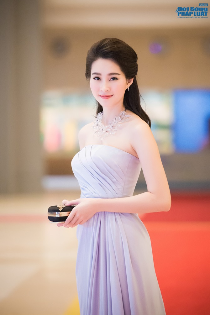 Hoa hậu Thu Thảo kiêu sa vai trần dự tiệc ở Hà Nội