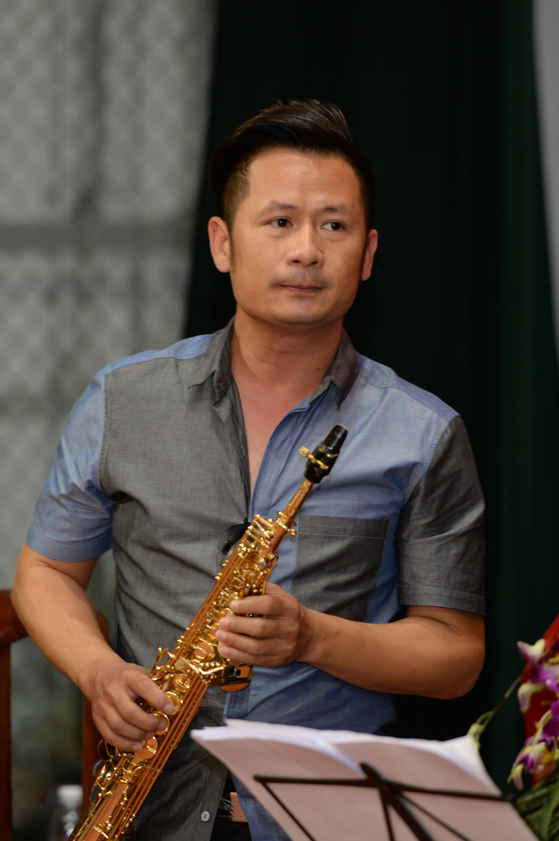 Tóc Tiên khoe da trắng, eo thon trên sàn tập