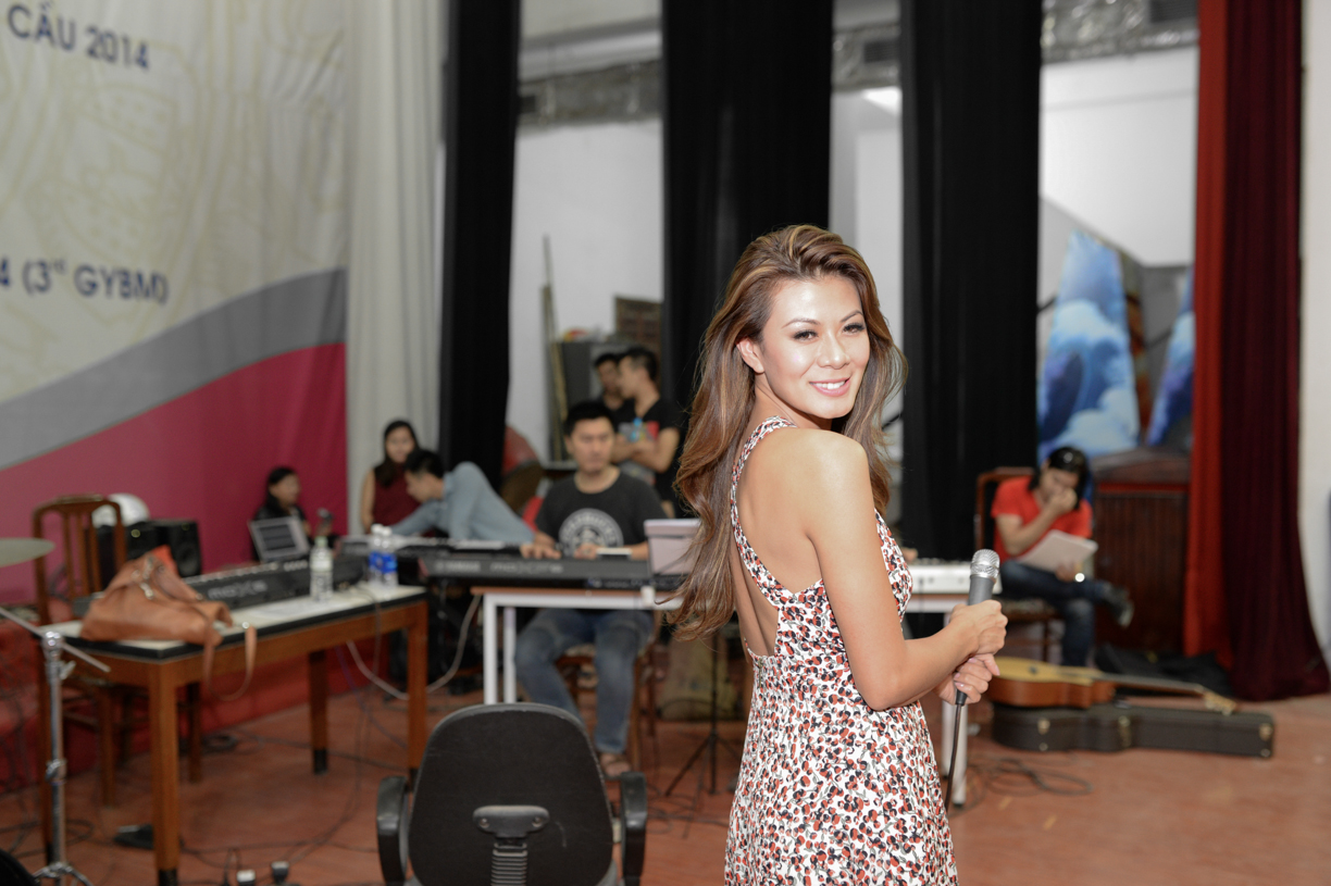 Tóc Tiên khoe da trắng, eo thon trên sàn tập