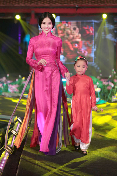 Trà Giang làm vedette áo dài